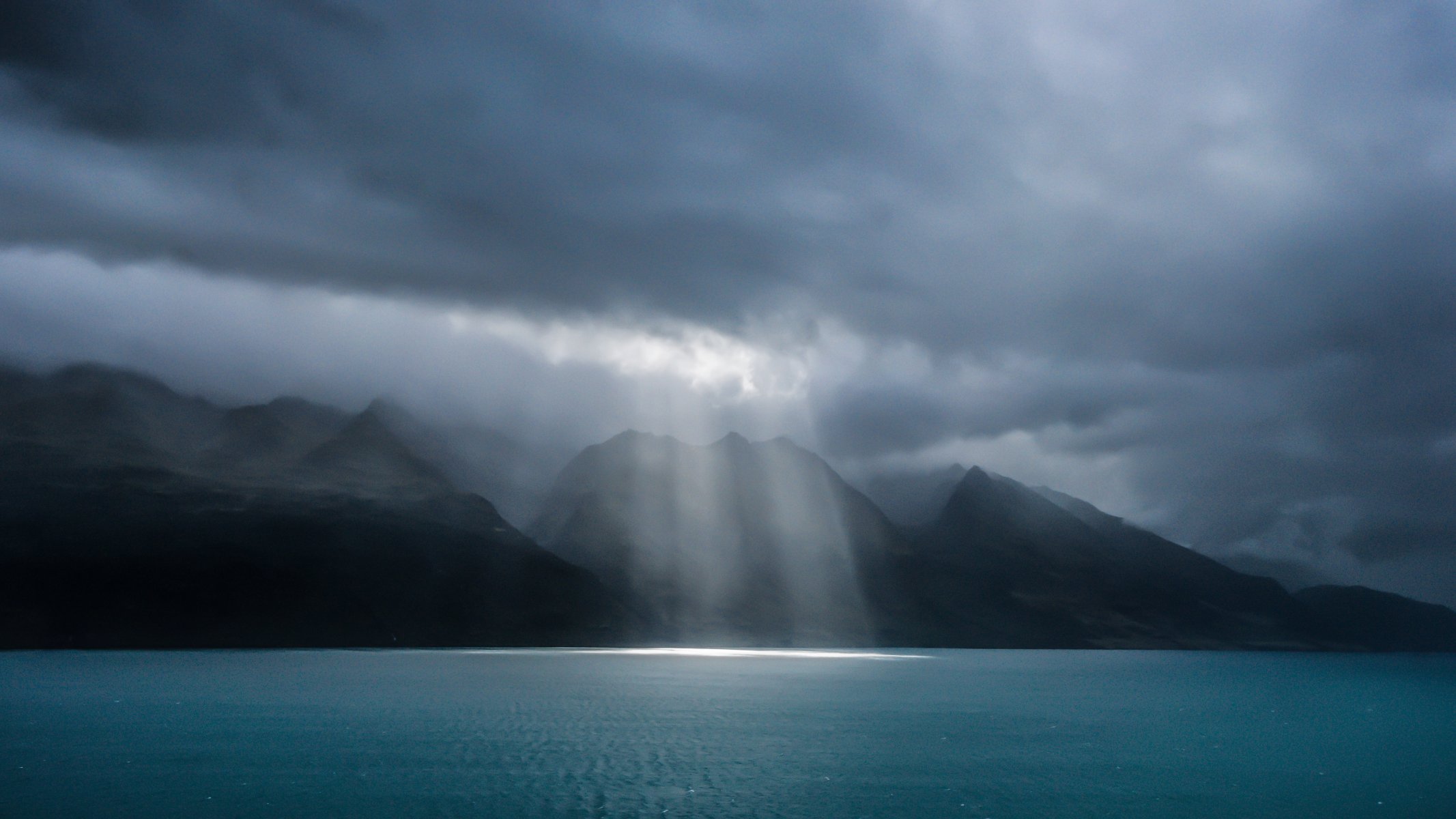 jezioro wakatipu queenstown nowa zelandia reflektor burza