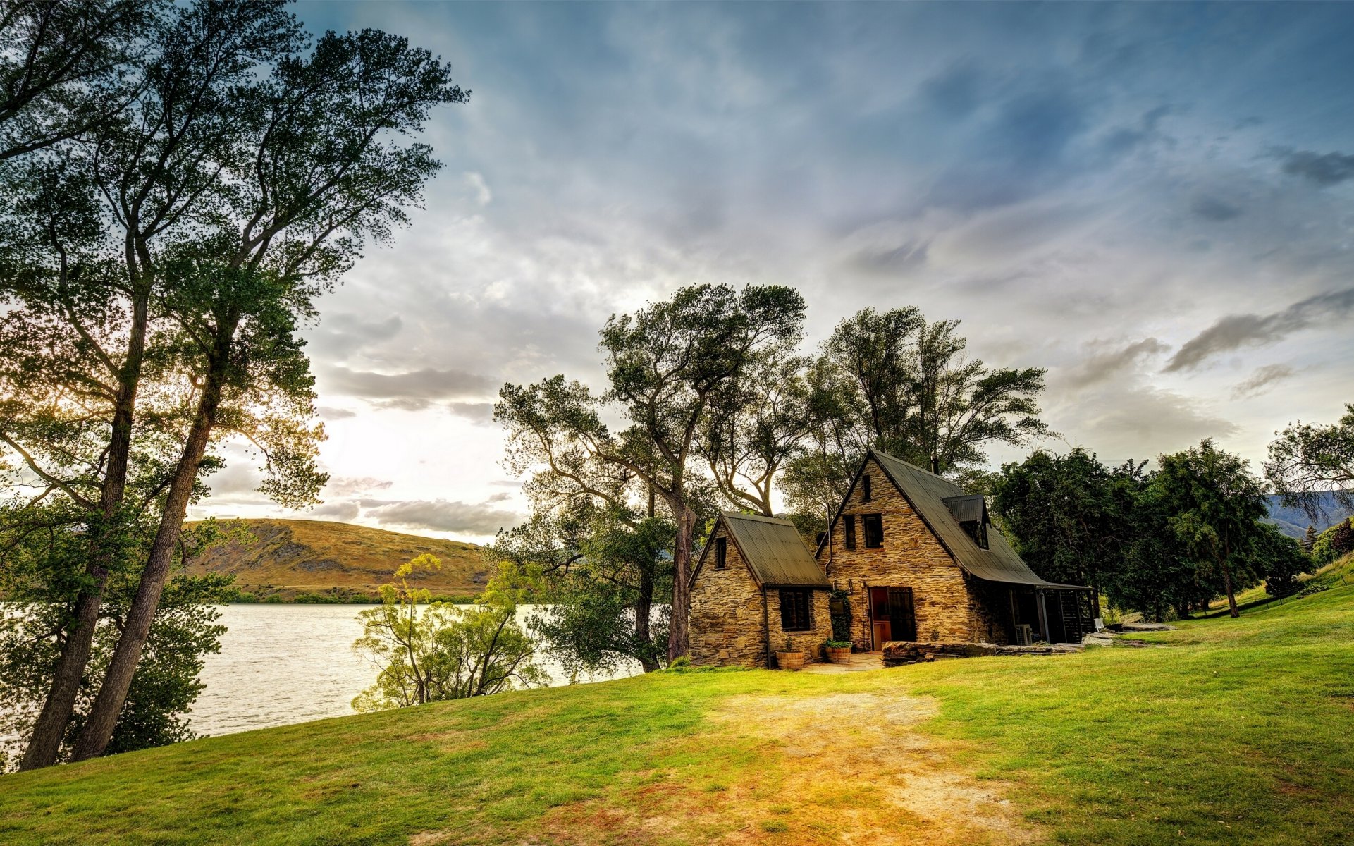 Старая Хижина на берегу реки новой Зеландии