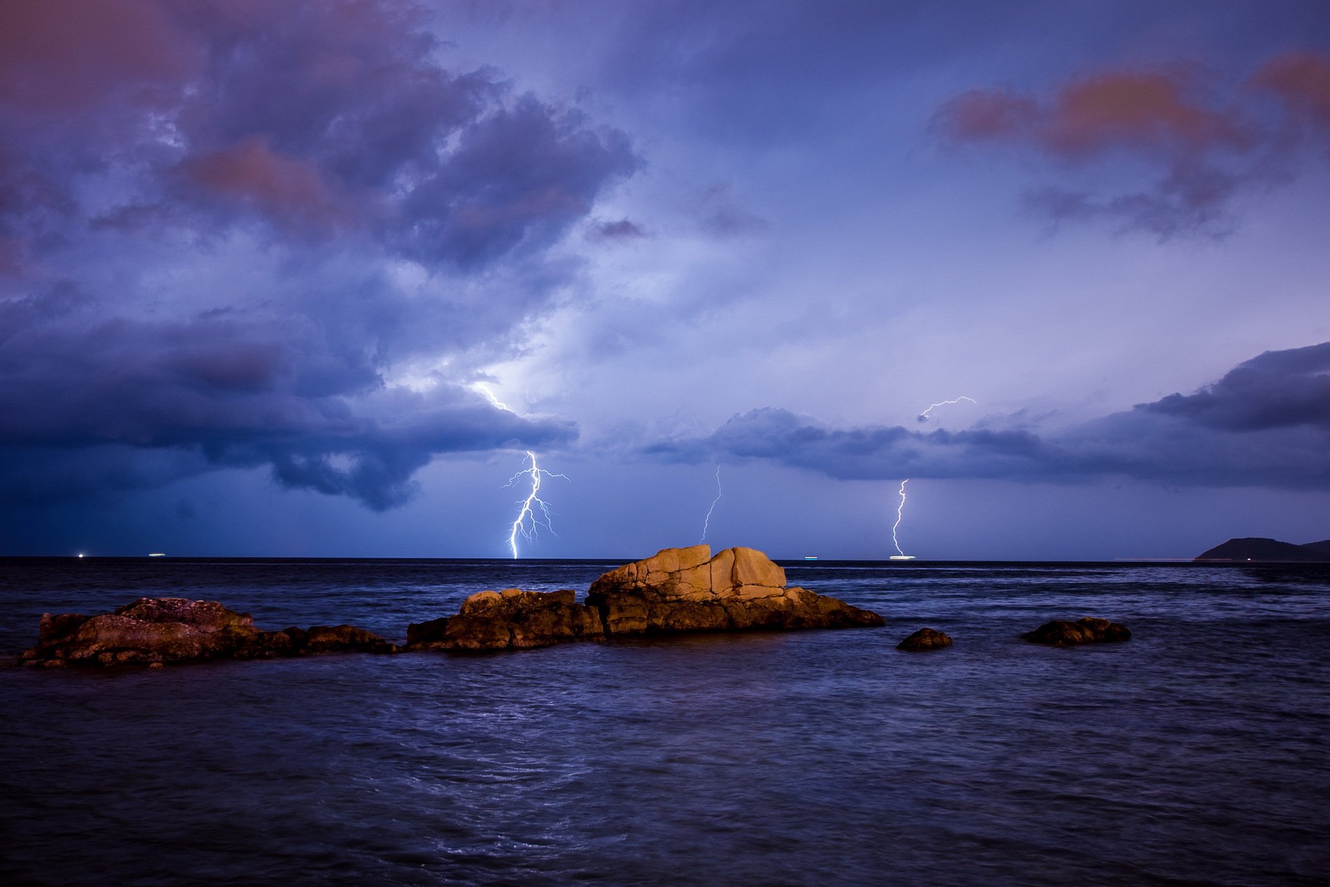 mer nuit foudre paysage