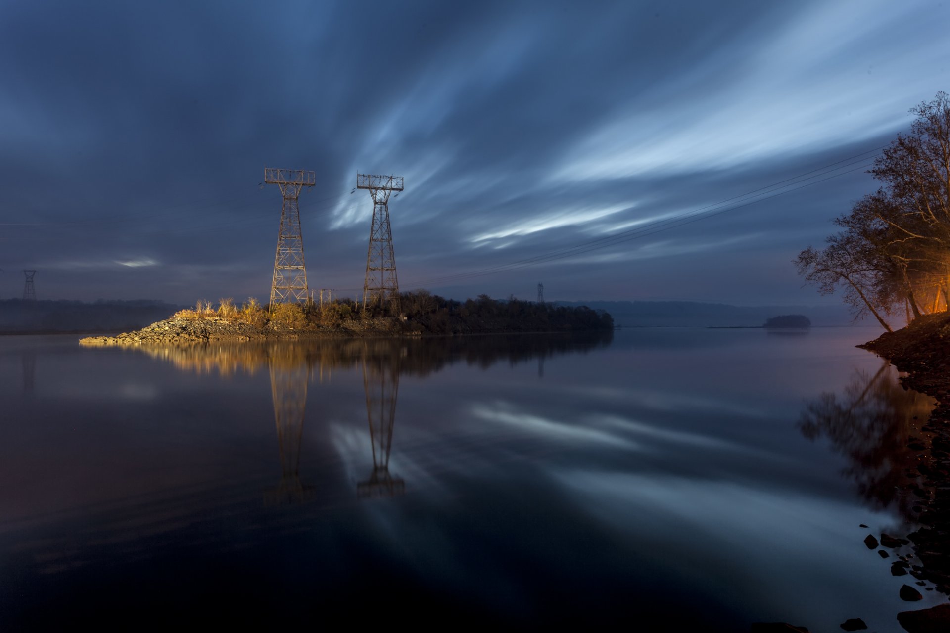 rzeka woda powierzchnia odbicie brzeg linia energetyczna przewody wieczór błękit niebo chmury natura