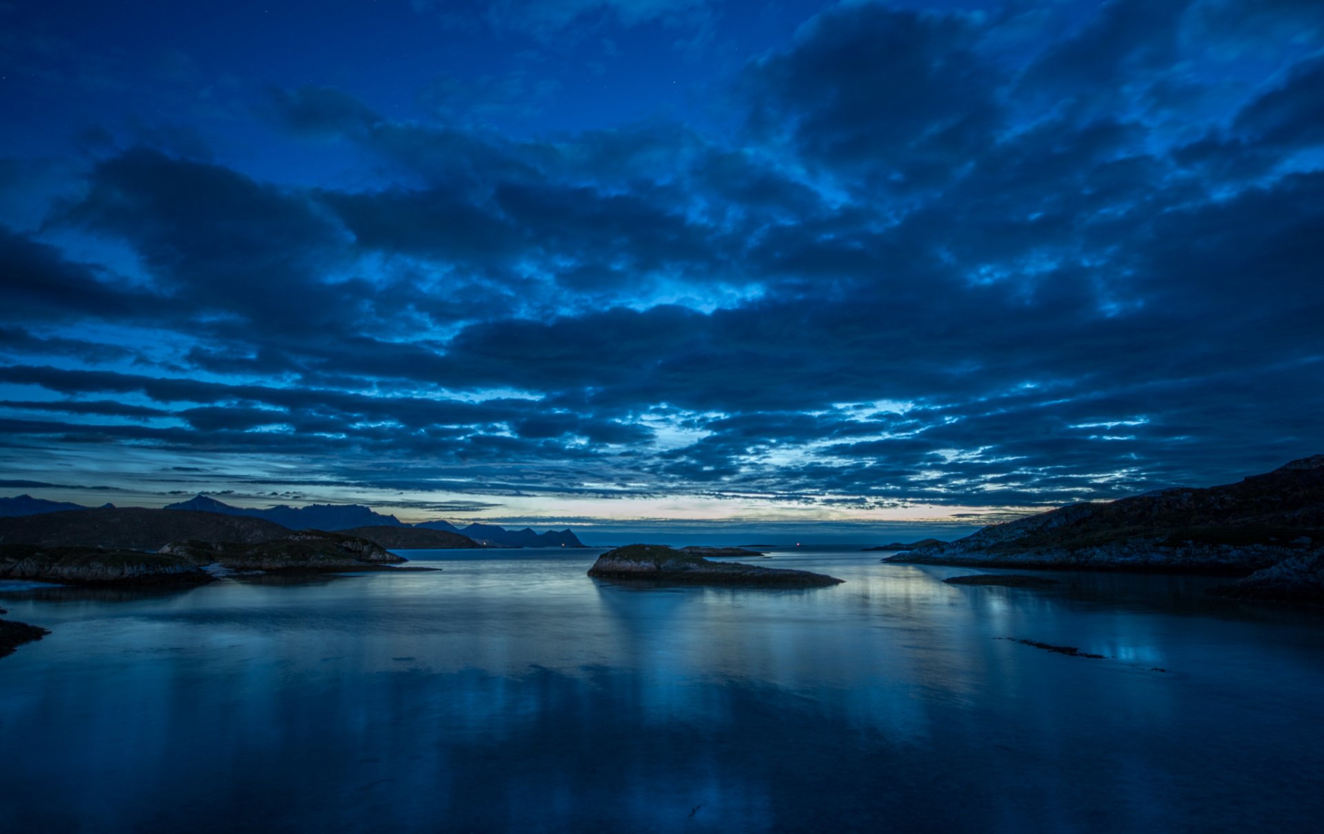 montagnes baie îles nuit