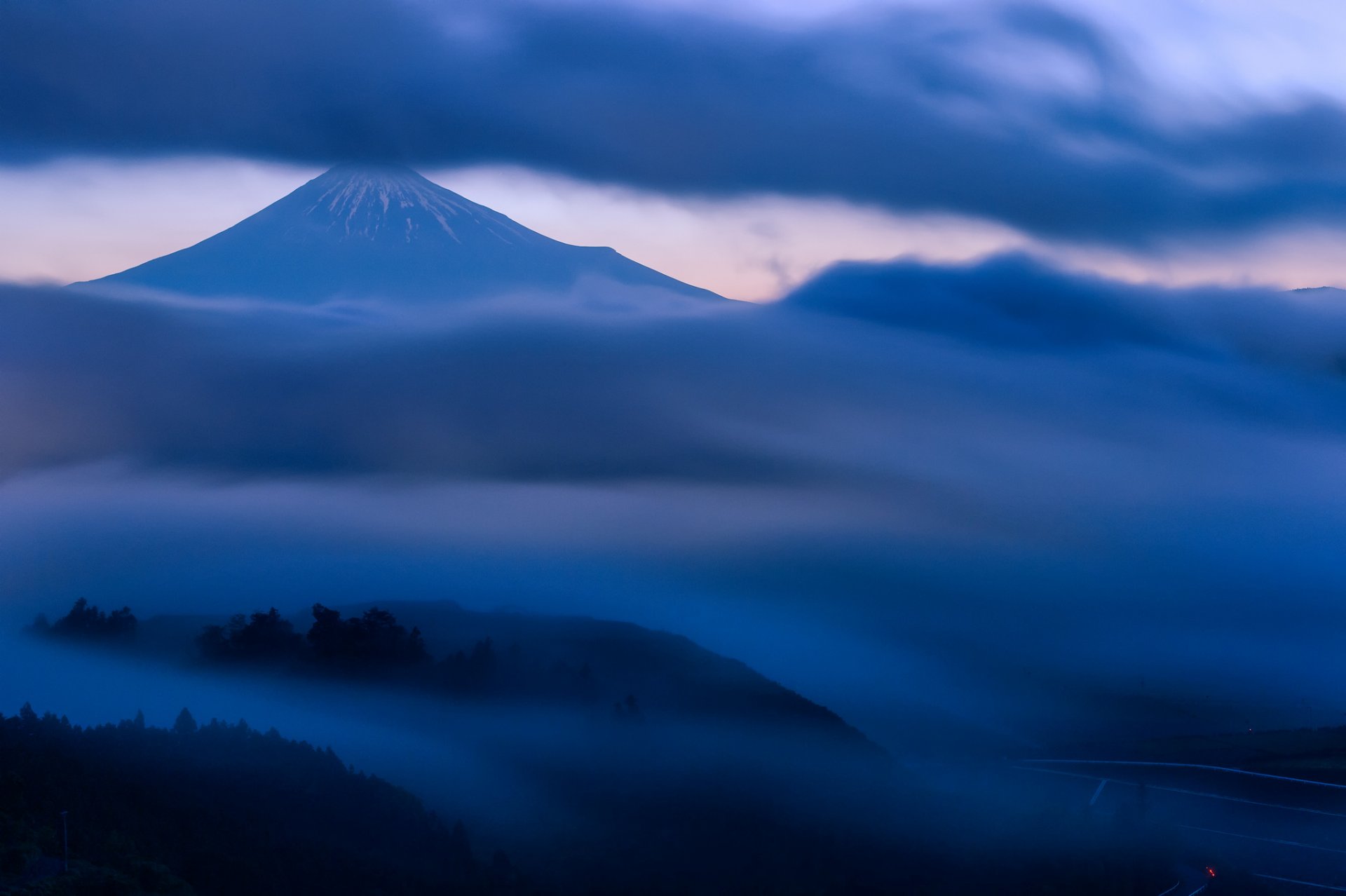 japan honshu fujiyama vulkan berg hügel bäume himmel wolken nebel abend dämmerung