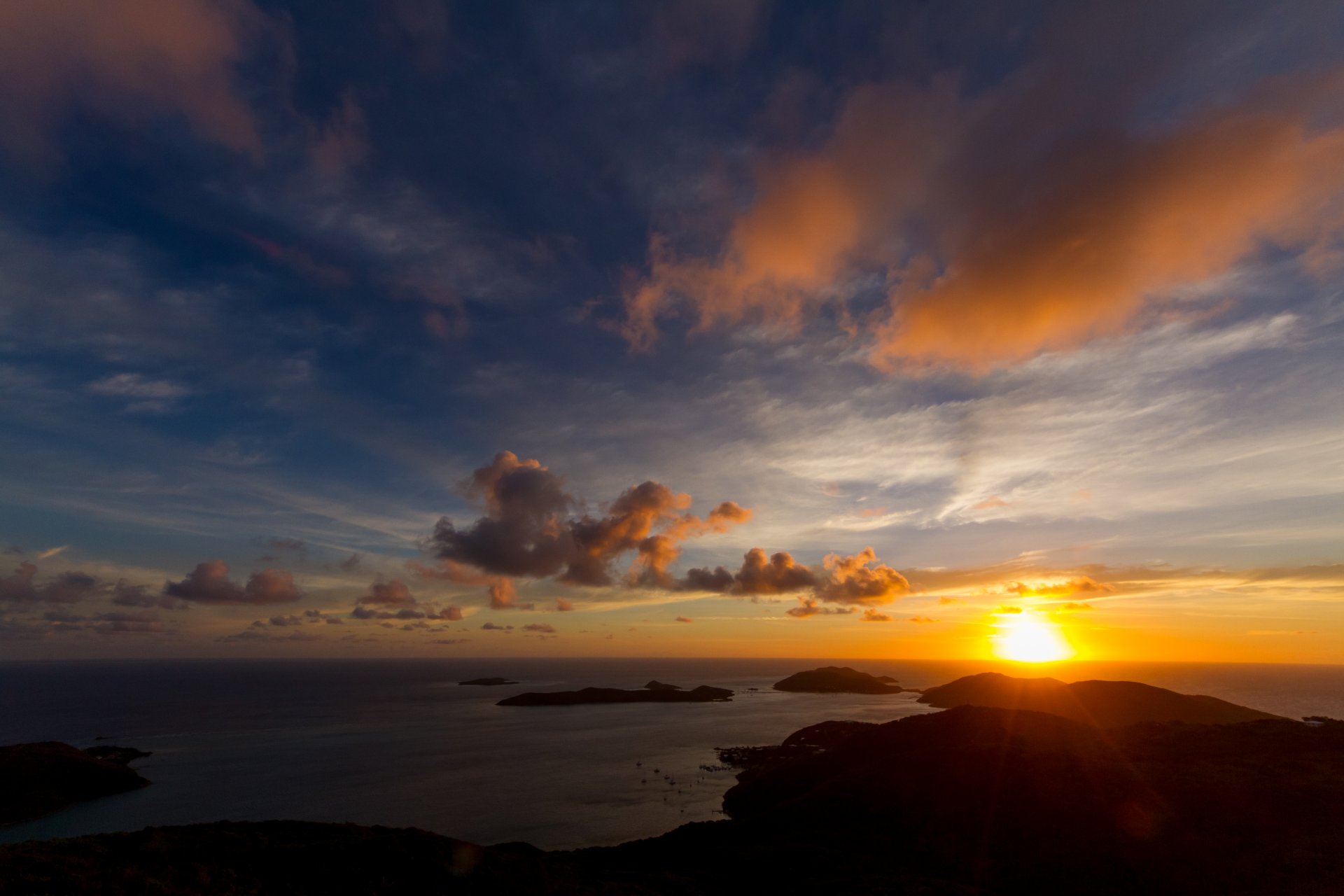 tramonto sera mare barche isolotti orizzonte