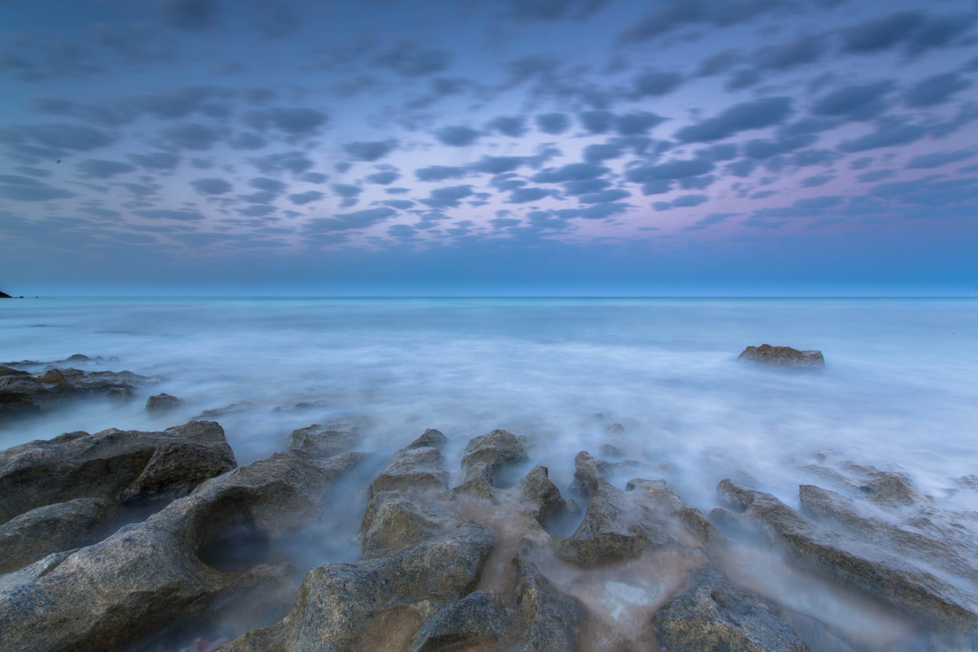 mare costa pietre flussi mattina alba nuvole