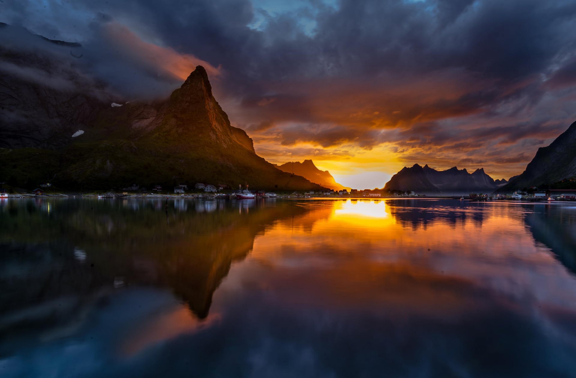 norvège reine montagnes coucher de soleil lac paysage