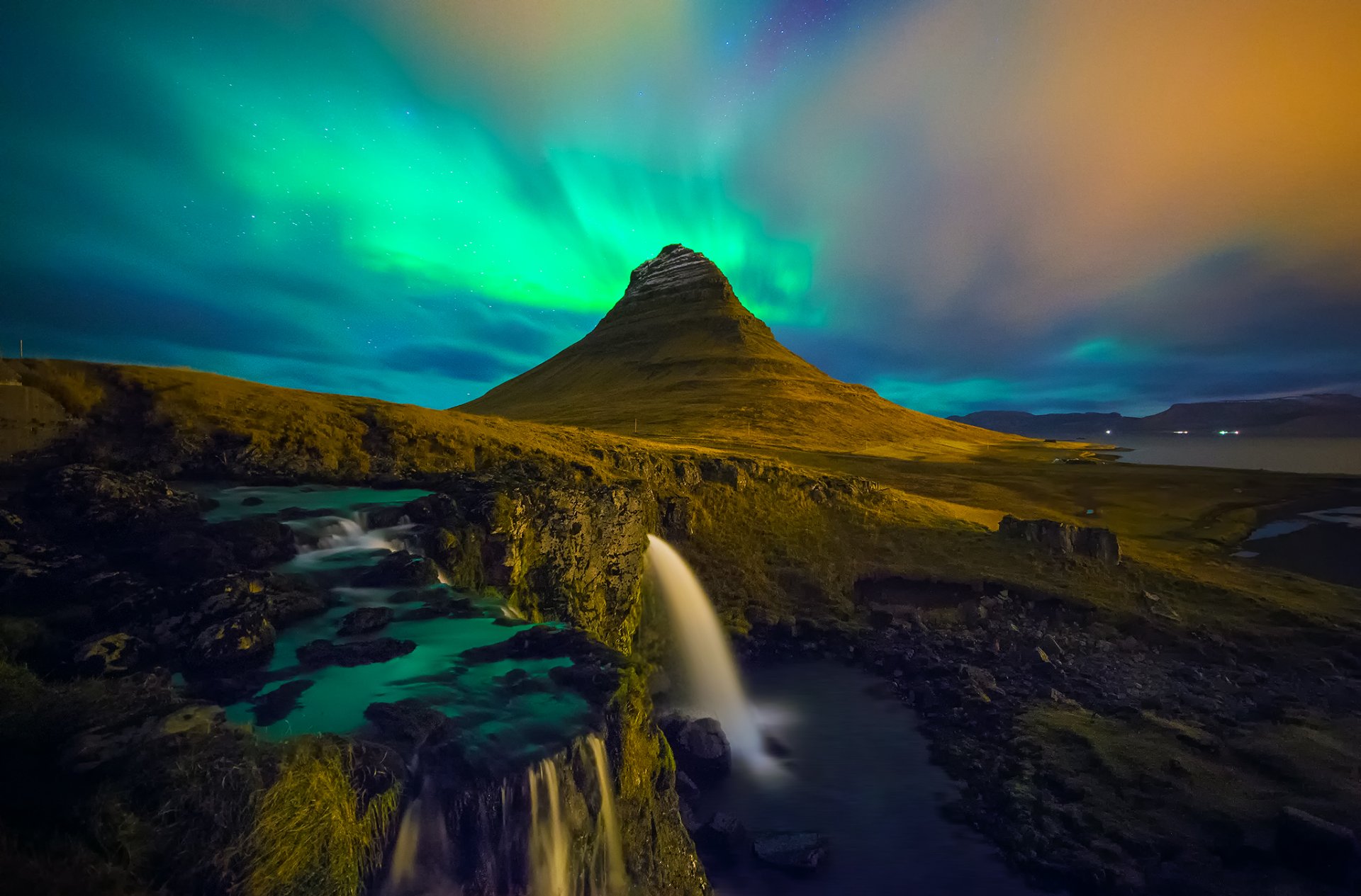 kirkjufell iceland waterfall aurora boreali