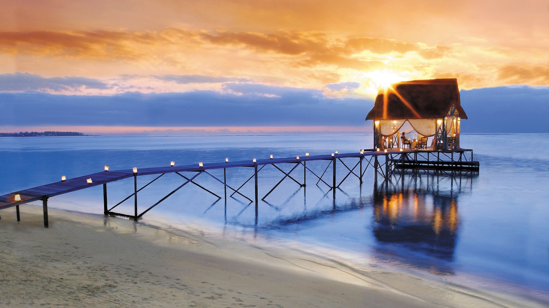 coucher de soleil mer romantique soleil jetée bougies ciel nuages hutte plage smuchi