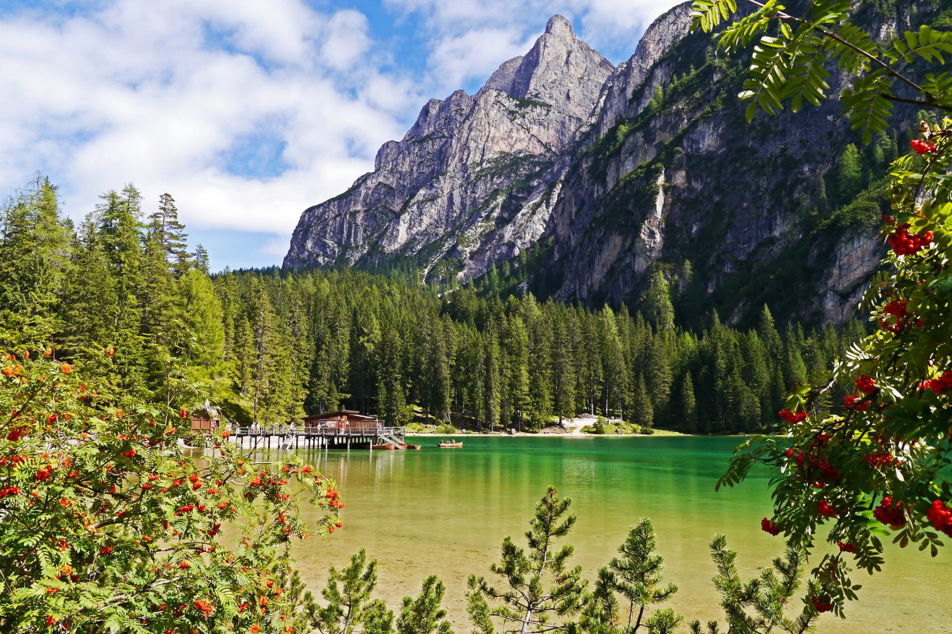 paesaggio italia montagna foresta lago braies natura foto