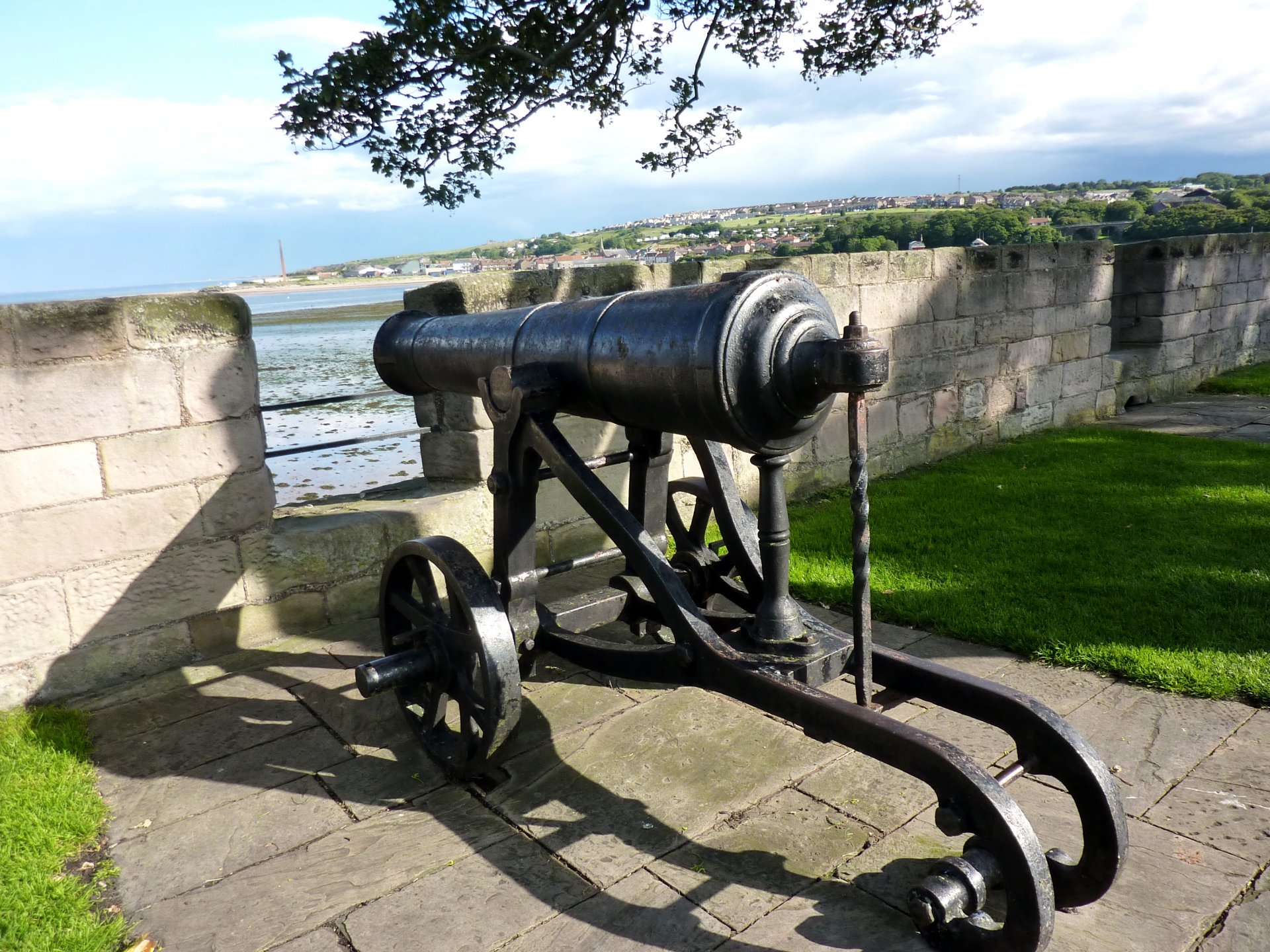 forte muri cannone erba cielo