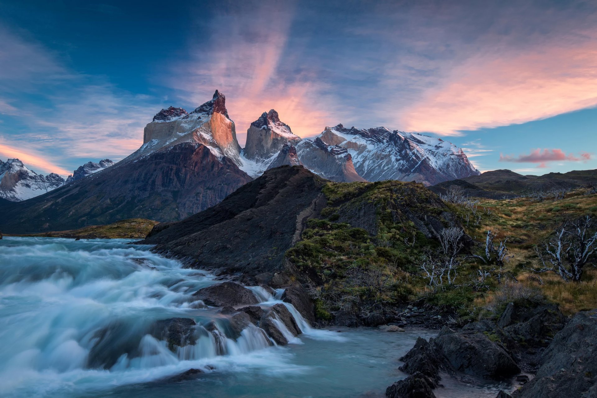 chili torres del paine patagonie parc national montagnes rivière lever du soleil nuages nature