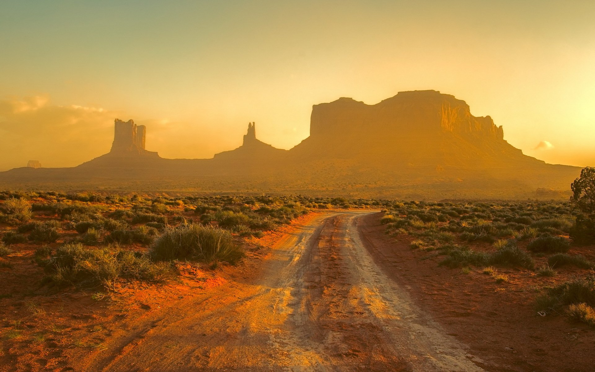 piste monument valley coucher de soleil