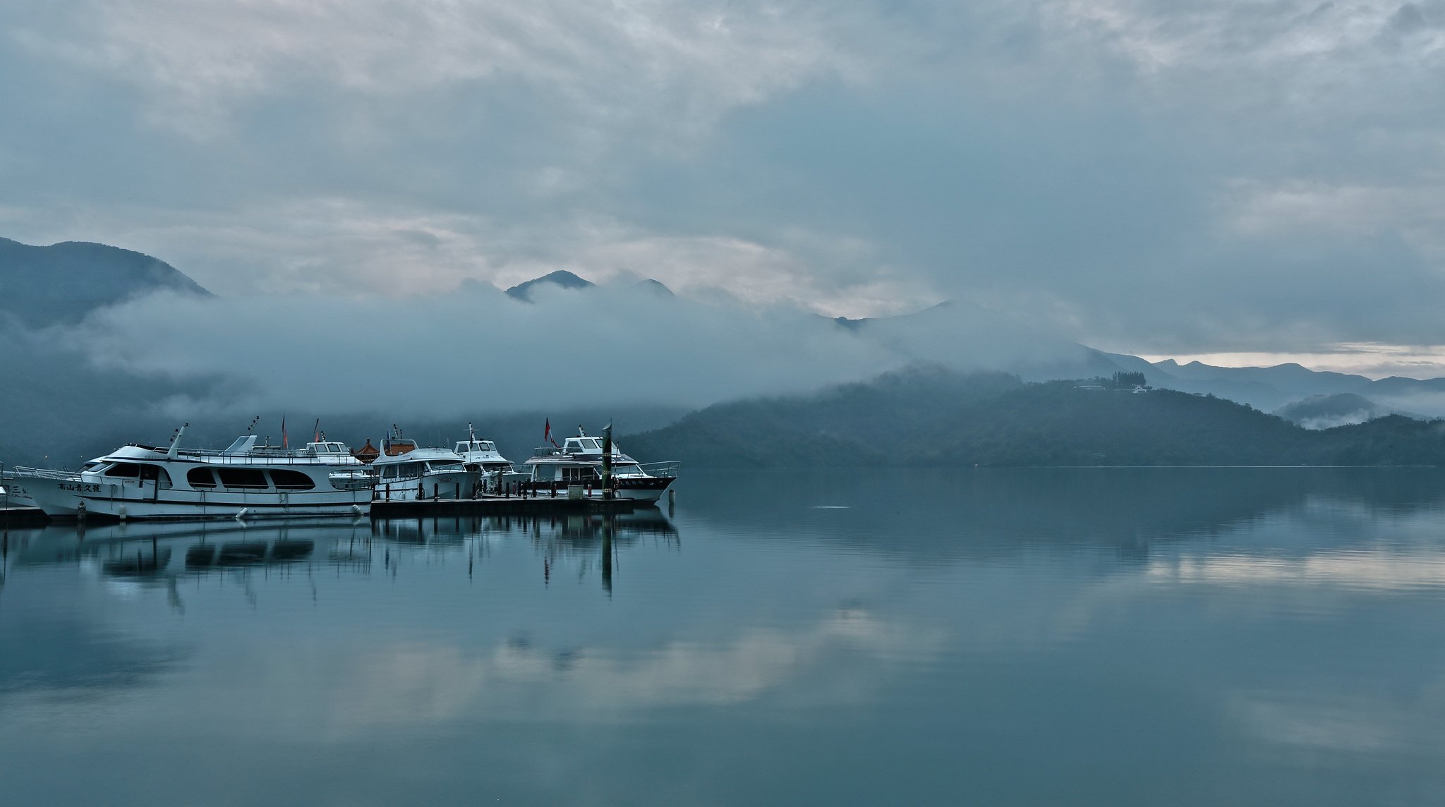 montagne nuvole nebbia baia barche