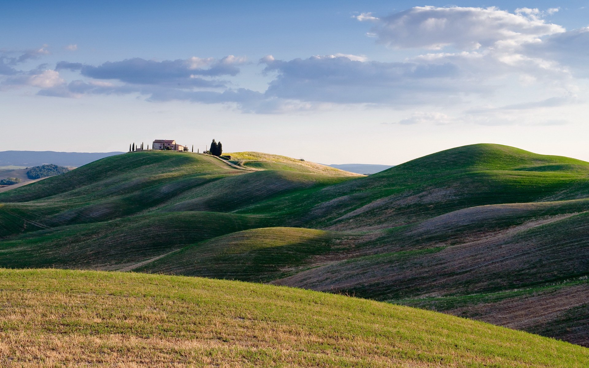 feld berge häuser landschaft