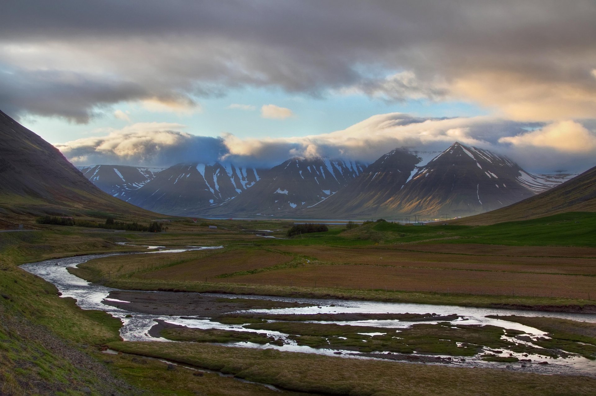 island berge tal fluss wolken