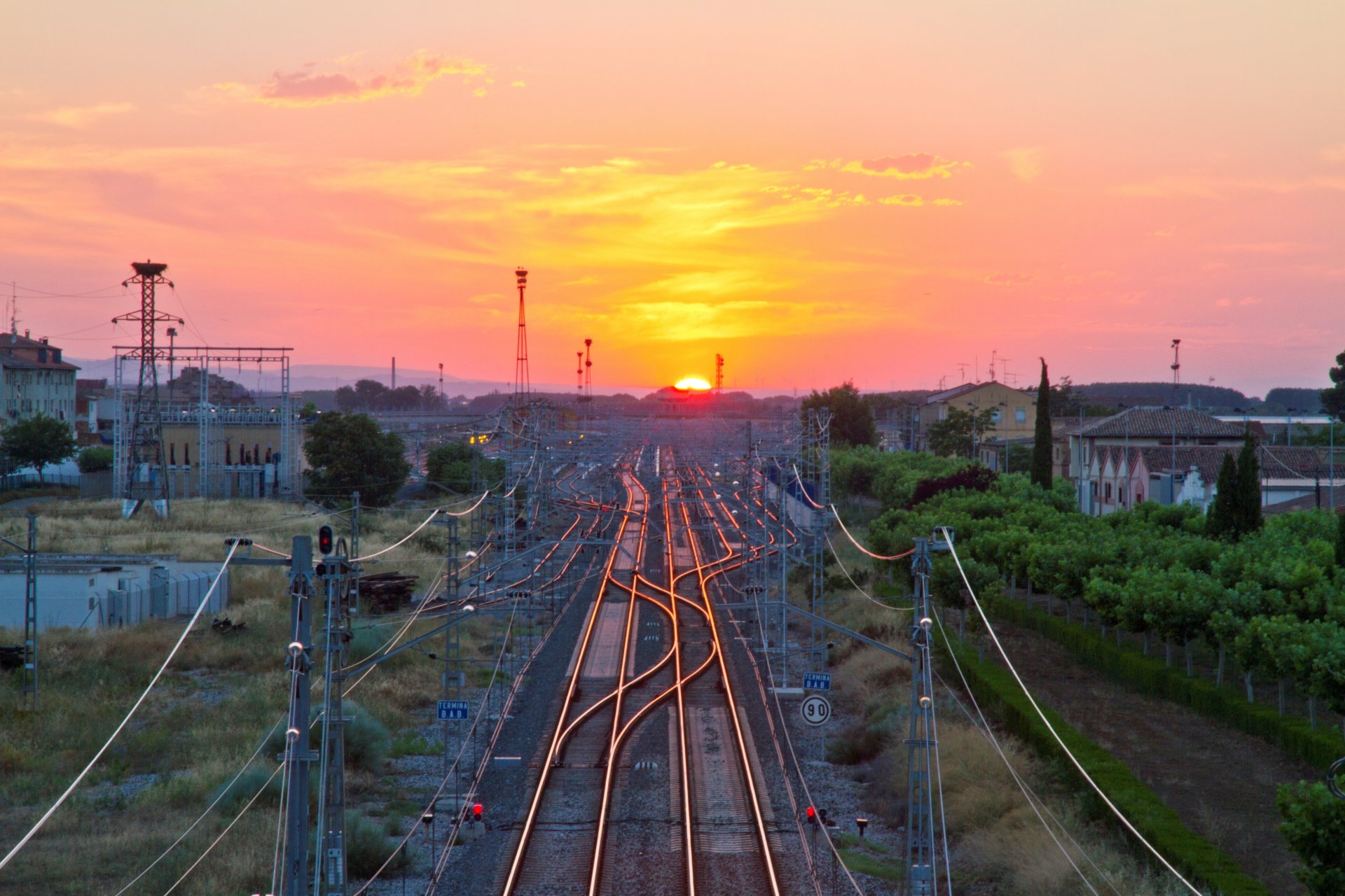 eisenbahn bahnhof wege pfeile gebäude horizont himmel sonne sonnenuntergang