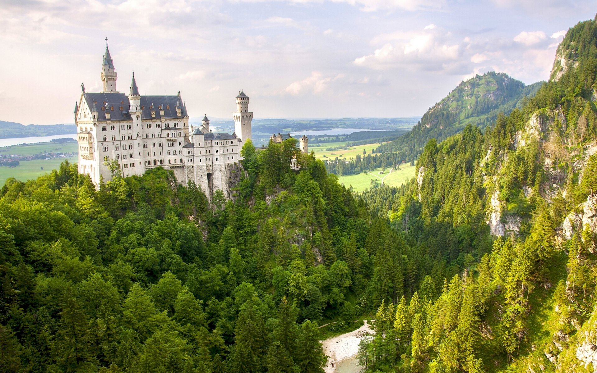 castillo de neuschwanstein baviera alemania montañas bosque panorama