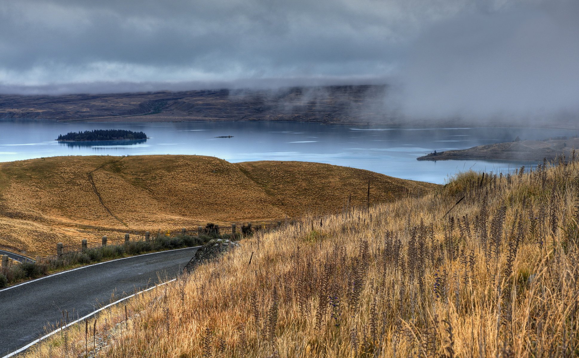 Дорога к озеру 3 класс. Фарерские острова туман. Остров в тумане. Дорога на туманное озеро. Дорога к озеру.