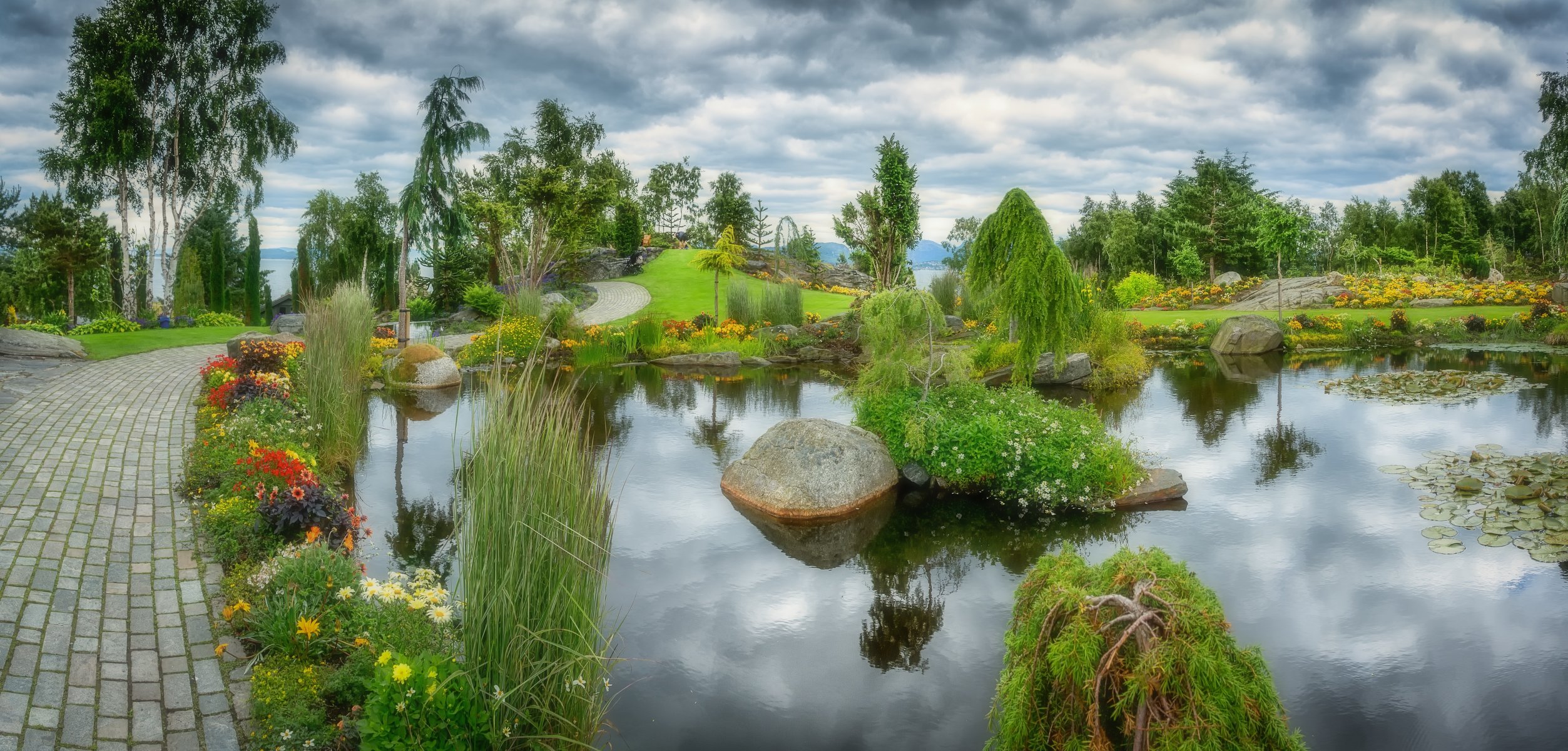 jardin parc étang eau pierre arbre île fleurs allée passerelle ciel nuages nature paysage