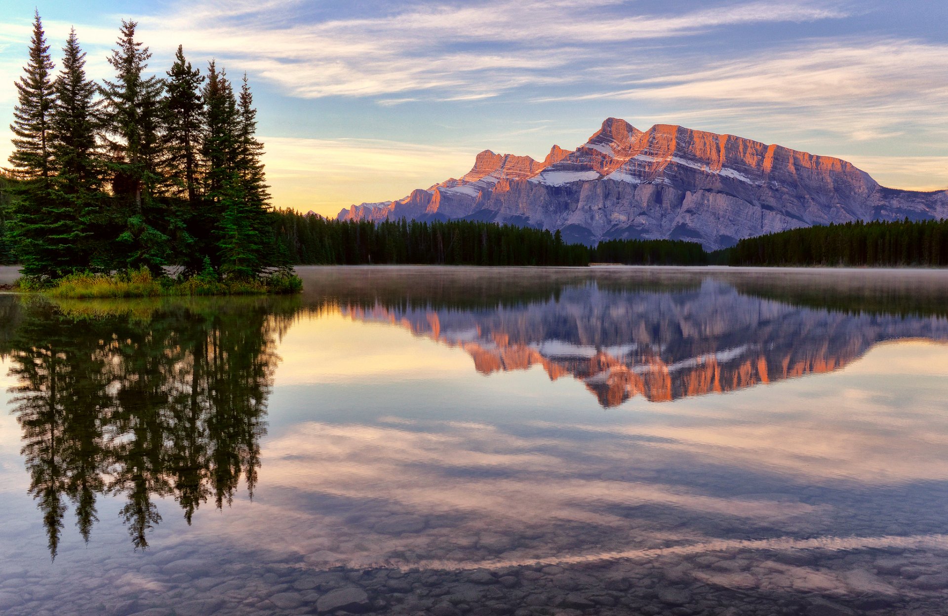 canadá parque nacional banff lago jack lago bosque montañas cielo nubes