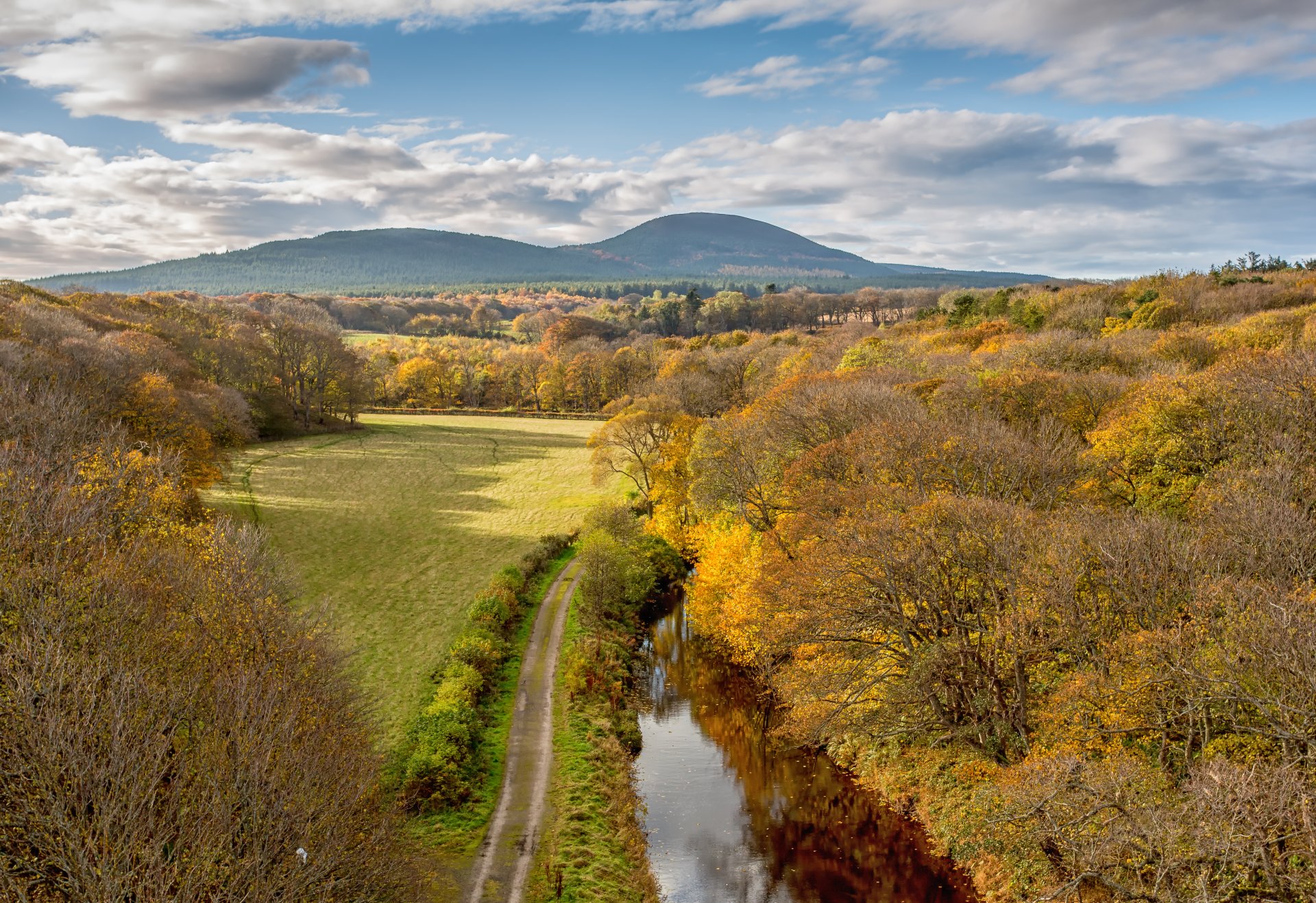 naturaleza cielo montañas bosque nubes árboles otoño río camino campo