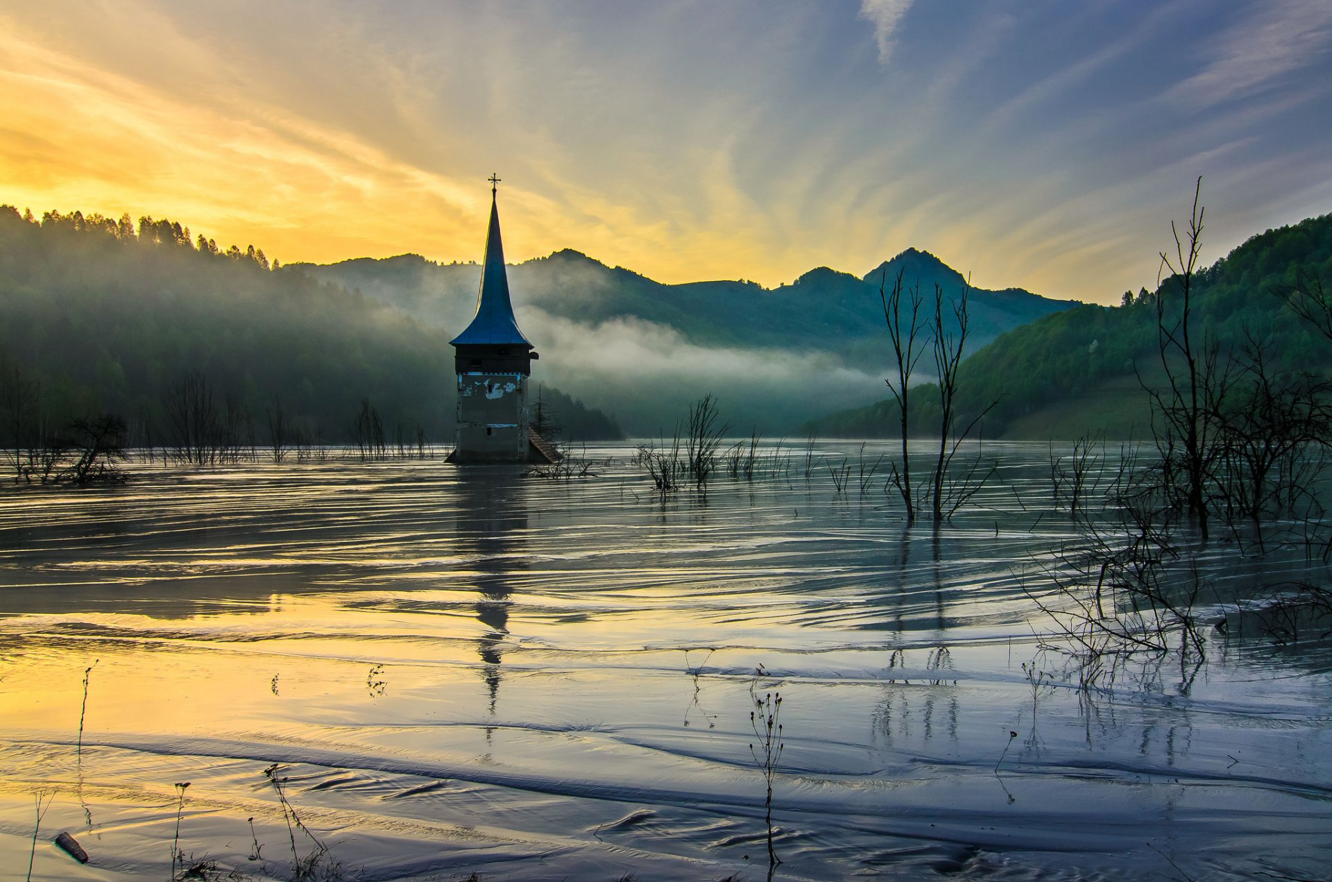 montagne pianura chiesa allagata primavera mattina alba nebbia