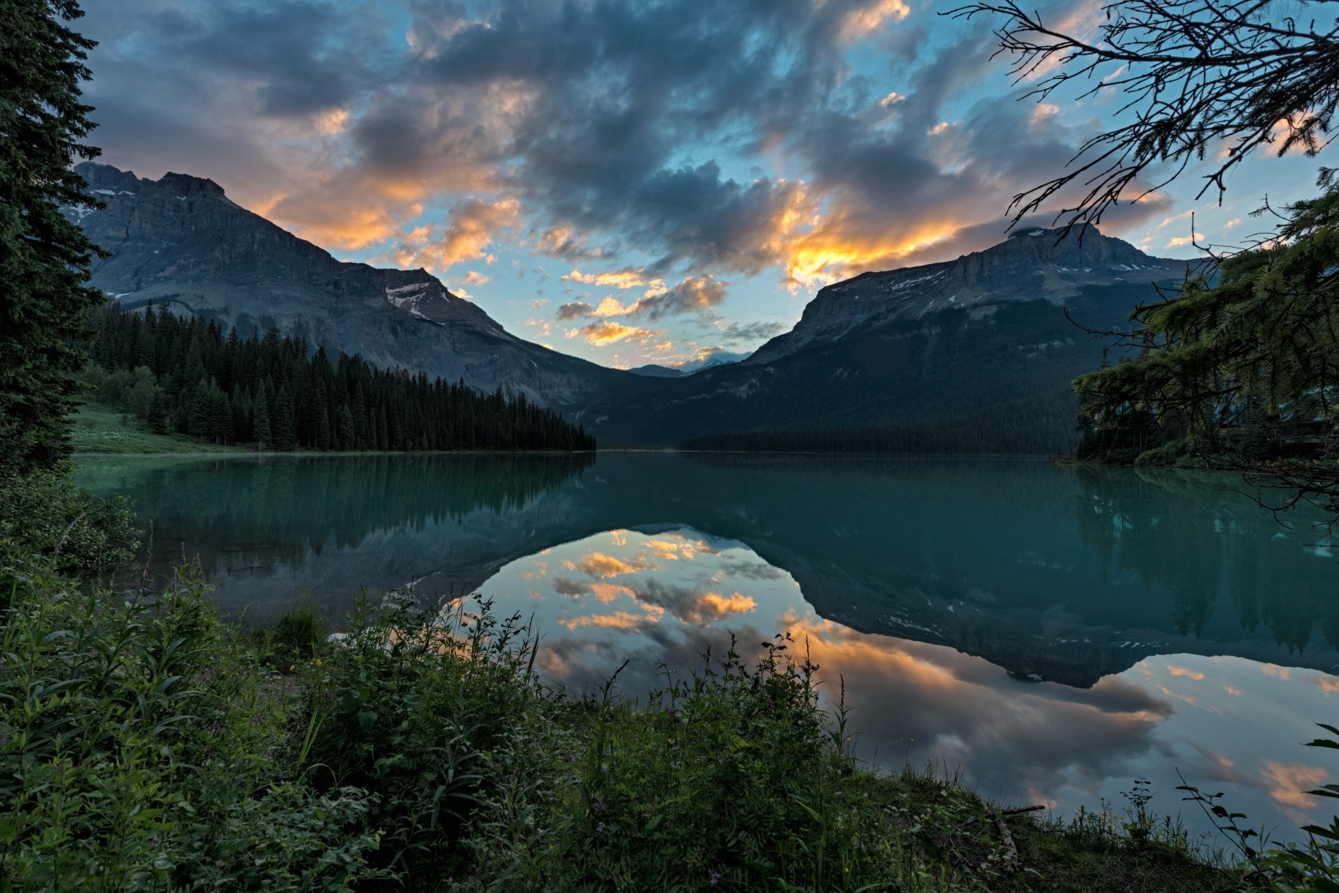 parc canada montagnes lac ciel paysage yoho forêt nuages réflexion nature