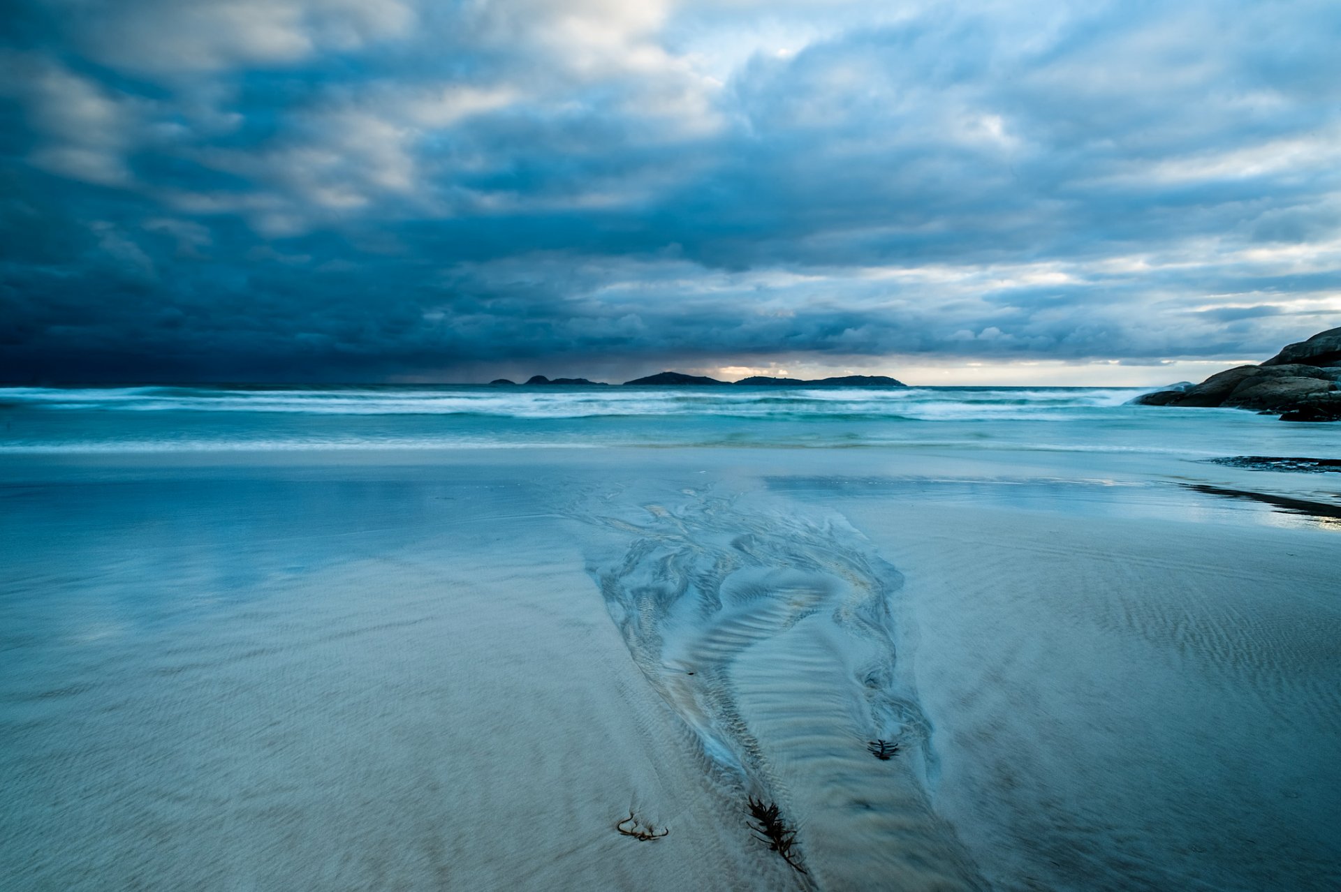 mer vagues plage sable nuages soirée