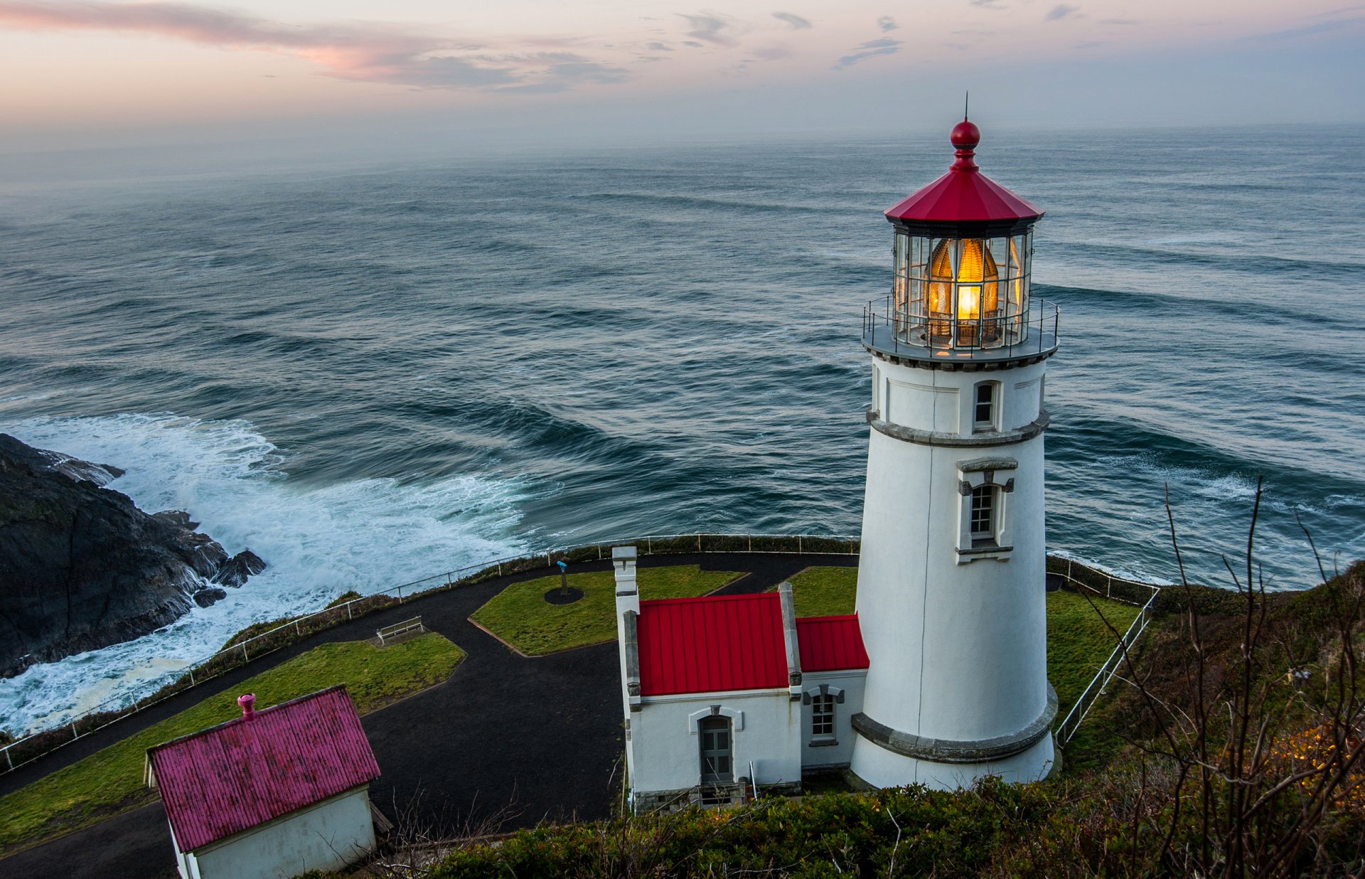 ciel mer phare nuages roches maison