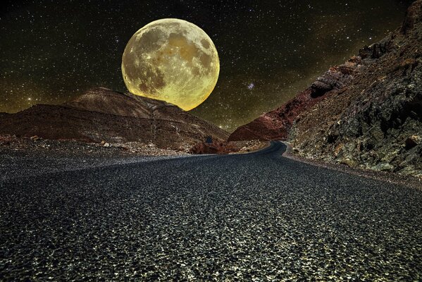 Riesiger Mond in der Nacht zwischen den Bergen