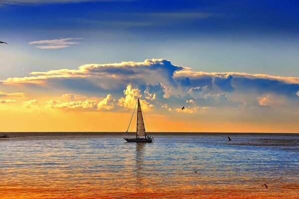 Schöne Yacht im Morgengrauen am Meer