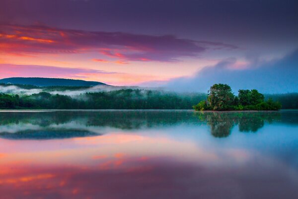 Rosa Sonnenaufgang über dem Stausee