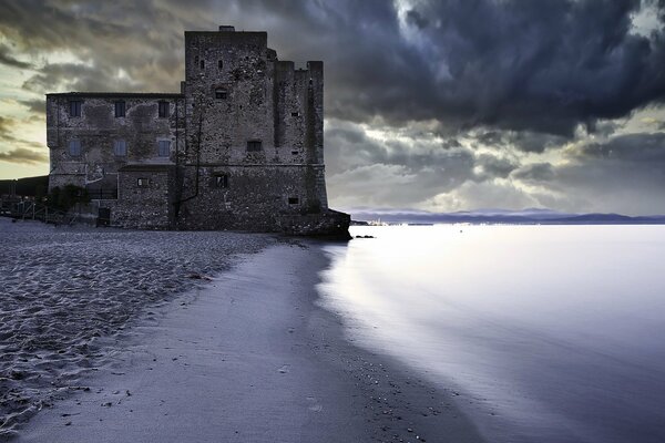 Torre cupa sul mare Bregu al tramonto