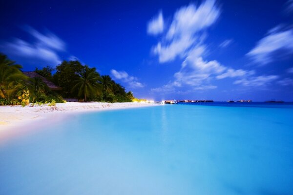 Agua azul del océano. Playa de arena blanca