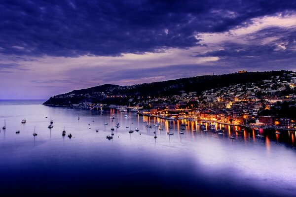 Una noche sombría en la costa azul de Francia