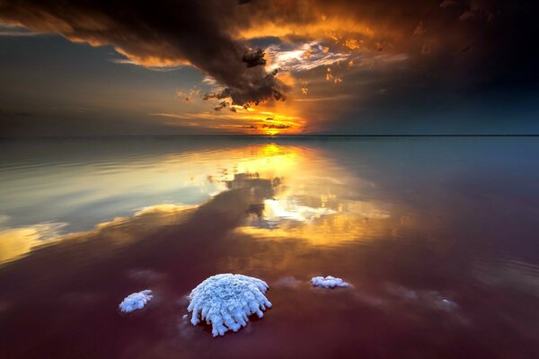 Beau coucher de soleil se reflète dans la mer