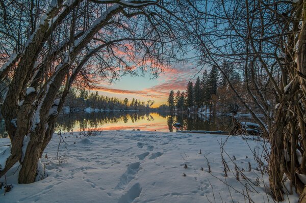 There is a lot of snow in nature, it is not even convenient to walk