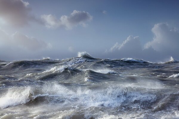 Mar de Berna con altas olas espumosas