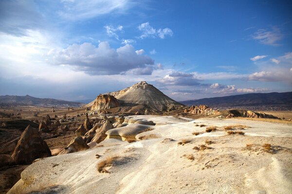 Die Sandberge und der blaue Himmel der Türkei