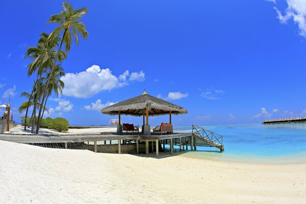 Une île paradisiaque. ciel bleu