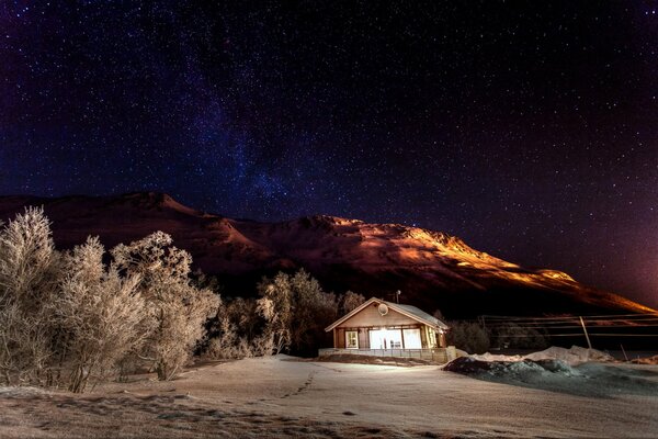 Casa solitaria contro il cielo scuro