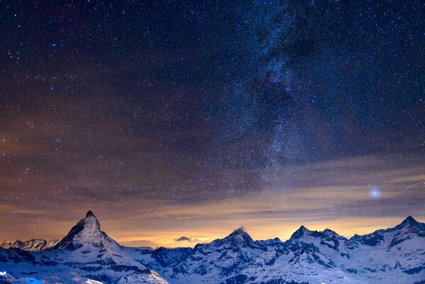 Milchstraße in den Bergen am Sternenhimmel in den Alpen