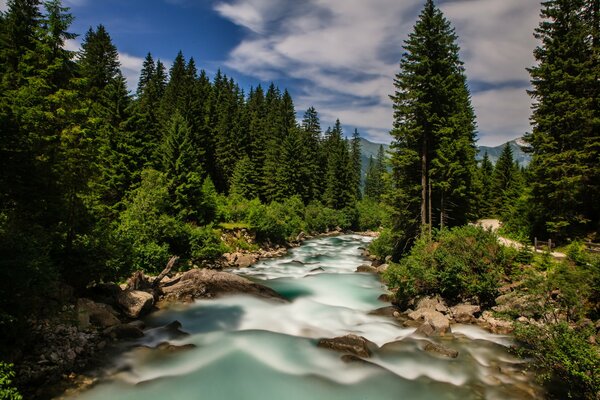 Der Fluss Kriemler-ahe. österreich alpen