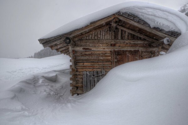 Der verschneite Winter hat das Haus in seine Schneewehe eingeschlafen