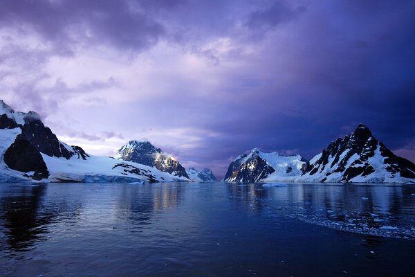 Сияющие ледники Антарктиды на закате