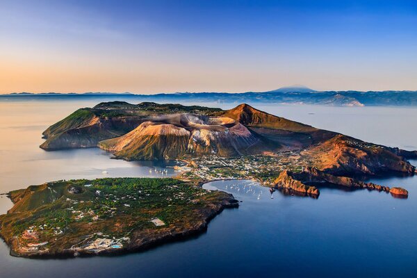 Îles paradisiaques dans la mer calme