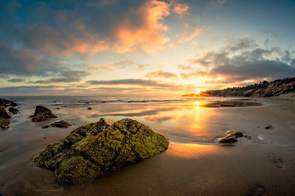 Puesta de sol mágica en la playa dorada