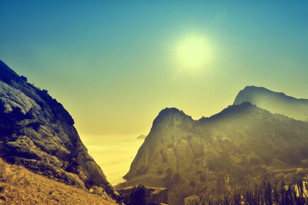 Paysage jaune-bleu dans les montagnes