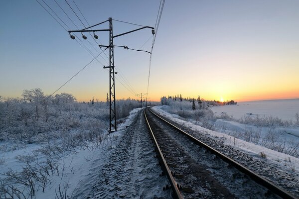 Aube d hiver près du chemin de fer