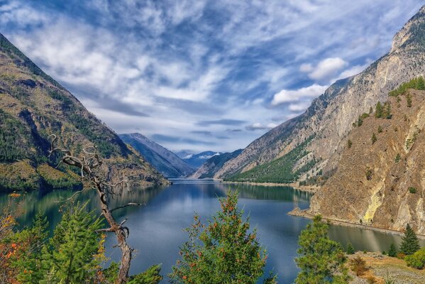 Lago entre las montañas