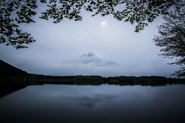 Volcan au Japon. Lac sans fin